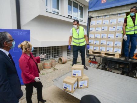EU delivers first instalment of its €5 million emergency assistance to Kosovo to fight Covid19