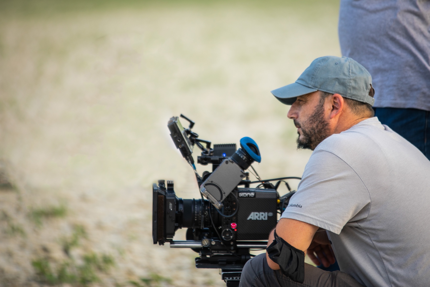 Kosova është vend i vogël por me tregime të mëdha – Samir Karahoda autor i filmit “Pa Vend”