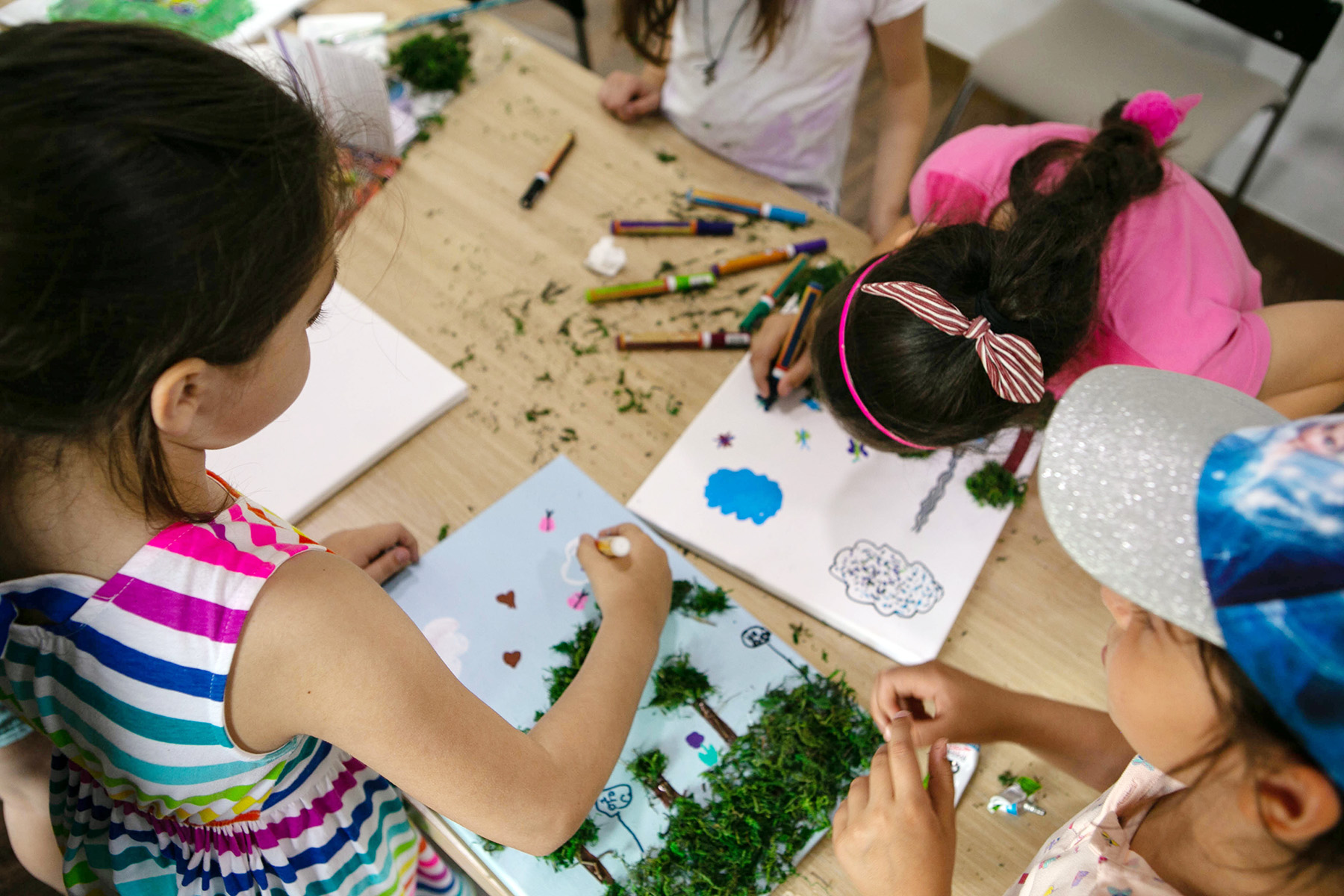 Children have fun and learn to draw in the drawing course
